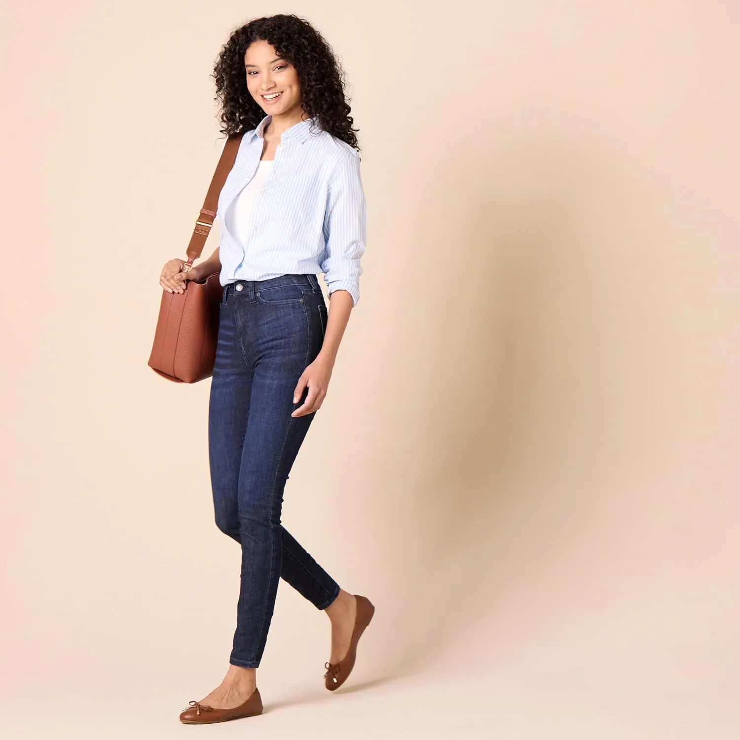 Amazon Essentials Women's Classic-Fit Long-Sleeve Button-Down Poplin Shirt